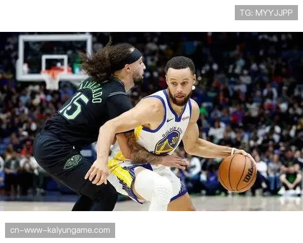 勇士凭借三分雨重击太阳，库里与穆迪成关键，勇士队员对库里